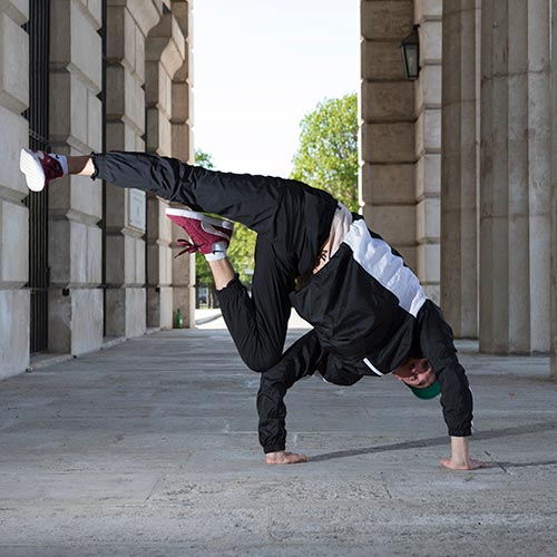 homme pratiquant le Breakdance